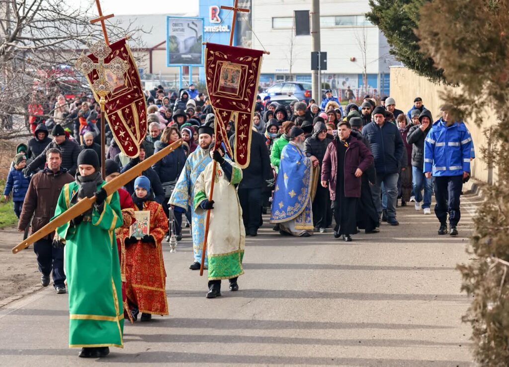 (Galerie FOTO) Sute de participanți la procesiune. Cine a recuperat crucea aruncată în râul Buzău 1 procesiune Bobotează Buzău 2025