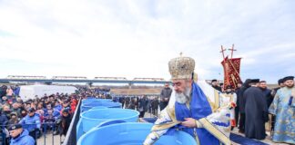 (Galerie FOTO) Sute de participanți la procesiune. Cine a recuperat crucea aruncată în râul Buzău