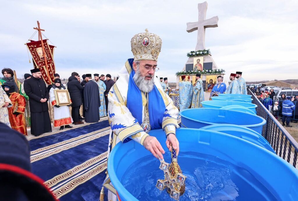 (Galerie FOTO) Sute de participanți la procesiune. Cine a recuperat crucea aruncată în râul Buzău 4 procesiune Bobotează Buzău 2025