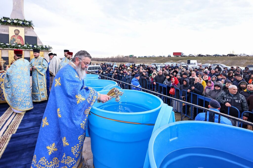 (Galerie FOTO) Sute de participanți la procesiune. Cine a recuperat crucea aruncată în râul Buzău 5 procesiune Bobotează Buzău 2025