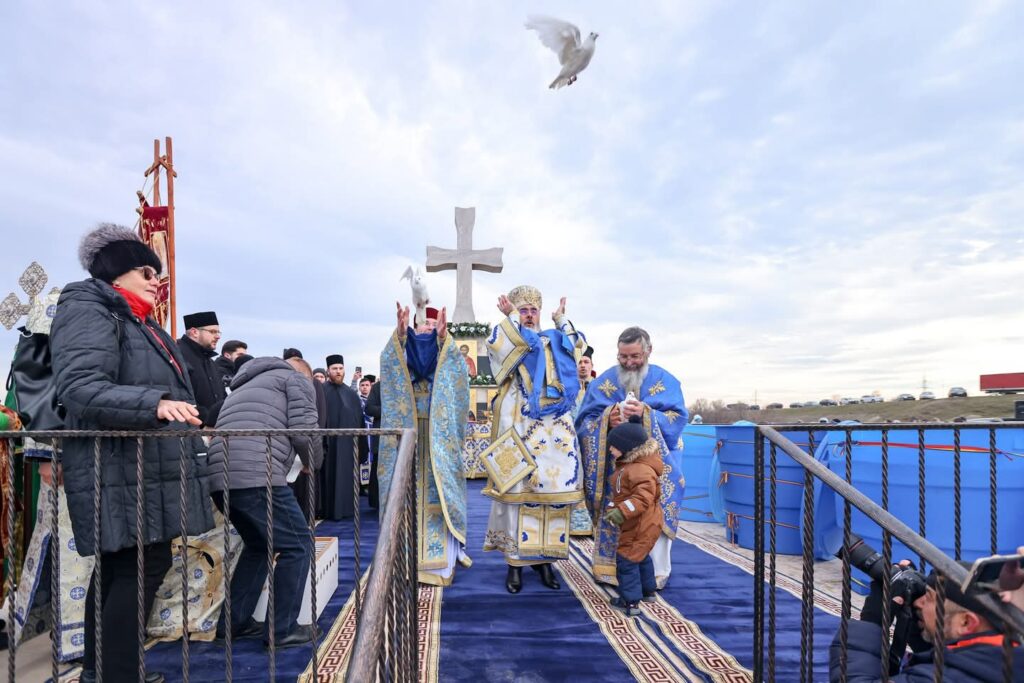 (Galerie FOTO) Sute de participanți la procesiune. Cine a recuperat crucea aruncată în râul Buzău 7 procesiune Bobotează Buzău 2025
