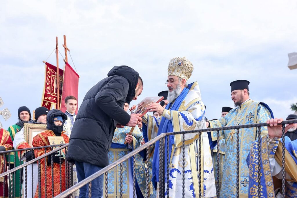(Galerie FOTO) Sute de participanți la procesiune. Cine a recuperat crucea aruncată în râul Buzău 10 procesiune Bobotează Buzău 2025