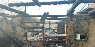 (FOTO) Casa primarului din Padina, arsă de temelii. Comunitatea se mobilizează pentru a-l ajuta