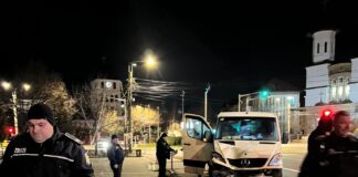 (FOTO) A doborât stâlpul cu dubița. Accident în centrul Buzăului