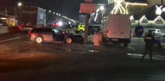 Bărbat rănit după ce s-a izbit cu mașina de un stâlp