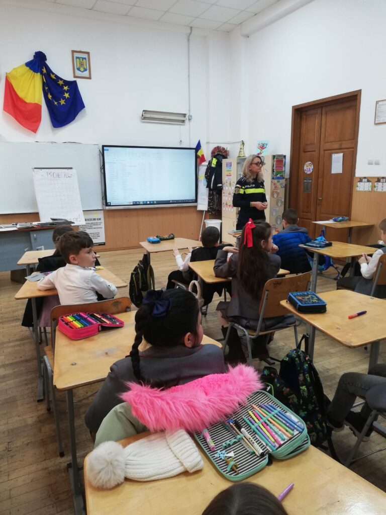 activitate preventivă IPJ Buzău, elevi bUZĂU, politisti buzau, Ziua internațională a nonviolenței în școli
