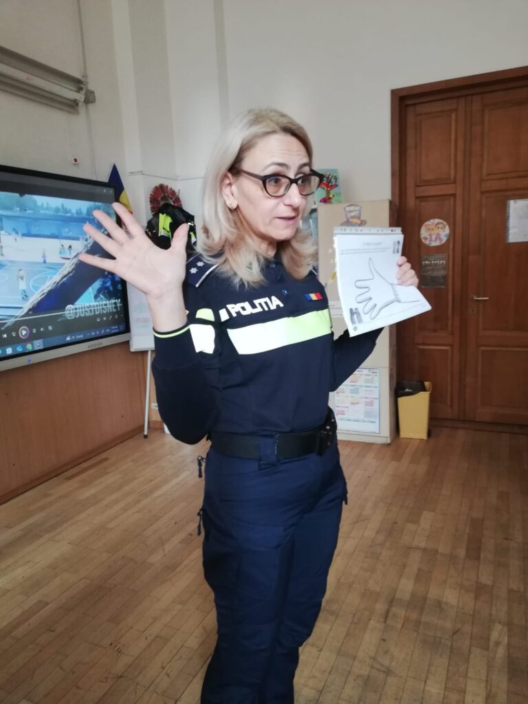 activitate preventivă IPJ Buzău, elevi bUZĂU, politisti buzau, Ziua internațională a nonviolenței în școli