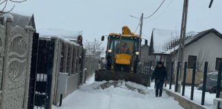 (FOTO) Mărăcineni, comuna în care primarul, personal, deszăpezește