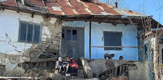 (VIDEO) Familie cu șapte membri, ajutată de Prefectură și de AJPIS, după ce casa lor a fost mistuită de flăcări
