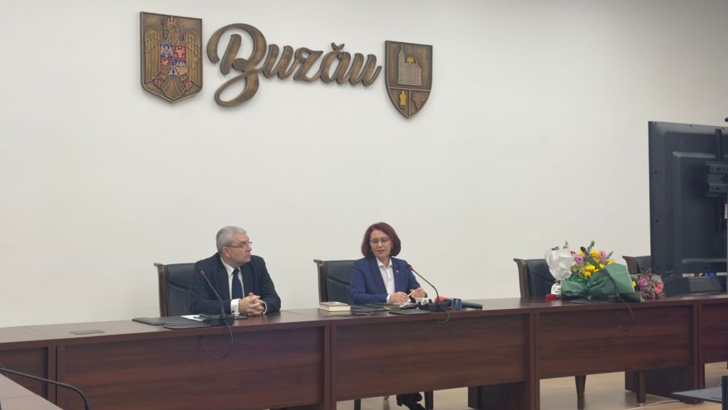 (FOTO) Noua șefă de la Casa Albă, învestită în funcție, alături de noul subprefect 1 învestire prefect Buzău Liliana Sbîrnea