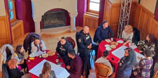 (FOTO) Cafeneaua publică. Dialog între elevi și polițiști, într-un mediu neconvențional