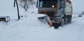 (UPDATE/VIDEO) Cum se circulă și cât va mai ninge. Prefectul, revoltat. Ce spune Consiliul Județean joi
