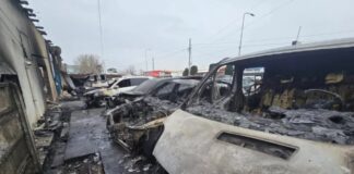 (UPDATE) Incendiu puternic la un service auto din Bariera Brăilei. Focul a distrus mai multe mașini