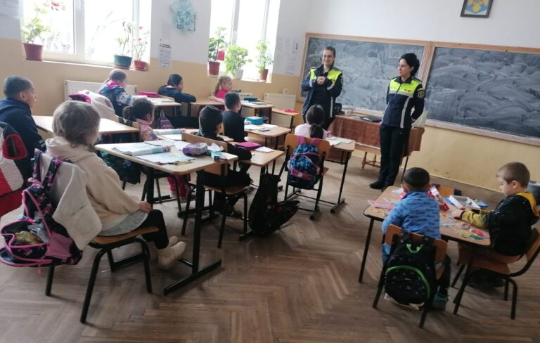 (FOTO) Elevii din Murgești și Mărgăritești, de vorbă cu polițiștii