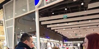 (Galerie FOTO) Pompieri în mall, misiune de Mărțișor: Vă iubim!