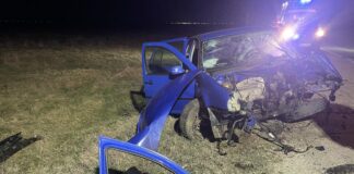 (FOTO) Tânăr grav rănit. S-a izbit cu mașina de un stâlp