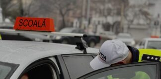 (VIDEO/FOTO) Zâmbete, mărțișoare și flori, dăruite de polițiști în trafic, în Buzău și Râmnicu Sărat