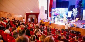 (FOTO) Sute de copii bucuroși, la spectacolele lui Grinch’ulică