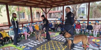 (Galerie FOTO) Doi câini polițiști, bucuria micuților de la grădinița ,,Bobocei”