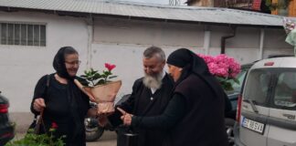 (Galerie FOTO) Preotul Mihail Milea, sărbătorit în avans. Aniversare la sediul Fundației ,,Sf. Sava”