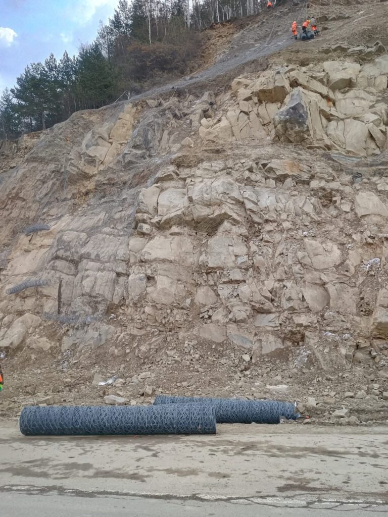 (FOTO) Lucrări pe versanți, în zona Barajului Siriu. O nouă etapă a șantierului de pe DN 10 2 DRDP Buzău, lucrări versanți DN 10 Baraj Siriu