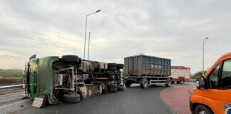 (UPDATE/FOTO) Circulație oprită pe autostradă. TIR răsturnat în rond, în Vadu Pașii