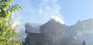 (VIDEO) Incendiu la o locuință din Bâsca Chiojdului