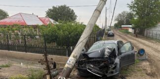 (FOTO) S-au izbit de stâlp. Doi răniți, pe E 85, în Limpeziș