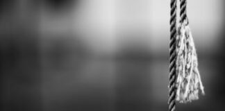 Tânăr găsit spânzurat în apartament