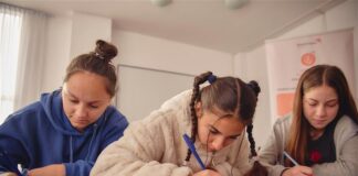84% dintre elevii susținuți de World Vision România din mediul rural au promovat Bacalaureatul în 2025 — cu 10 puncte peste media națională. Elevă: “Sunt prima din familia mea care termină liceul cu Bacalaureat. Visul meu s-a împlinit”