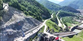 (VIDEO) În ce stadiu sunt lucrările de stabilizare a versanților. Șantier în zona Barajului Siriu