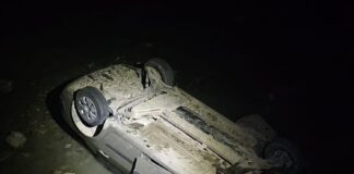 (FOTO) Mașină răsturnată, trei răniți