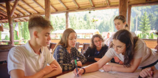 STUDIU World Vision România: Doar 1 din 5 copii din mediul rural se simte cu adevărat fericit. De 1 iunie, copiii au trimis un mesaj Președintelui României și au cerut înființarea unui Consiliu Național al Copiilor