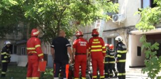 (UPDATE/FOTO) Incendiu la un bloc din orașul Buzău. Trei persoane, îngrijite de SMURD