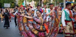 (VIDEO/FOTO) Străzile Buzăului, animate de dansatori populari din mai multe țări