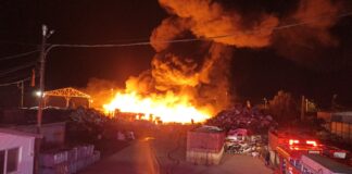 (VIDEO) Depozit de fier vechi din Buzău, cuprins de flăcări