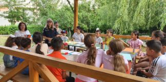 (FOTO) Activitate preventivă și în vacanță. Elevi și preșcolari buzoieni, față în față cu polițiștii de la Siguranță Școlară