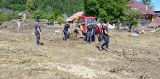 (FOTO) Pompieri buzoieni, în sprijinul populației din Broșteni (Suceava)