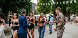 (FOTO) Misiune la UNTOLD. Doi elevi de la școala militară Boboc, în mijlocul petrecăreților