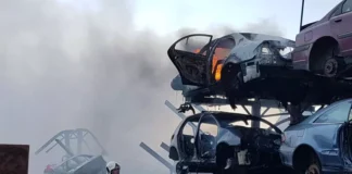 (UPDATE) Incendiu extins la un parc auto din Tăbărăști. Ard trei cabine de TIR și două microbuze