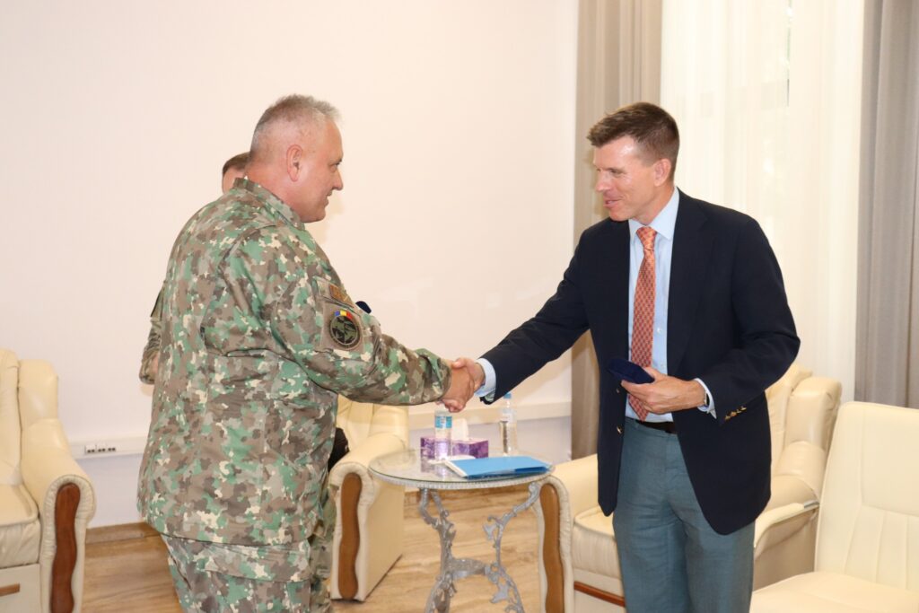 Christopher Gamble, Școala Militară de Maiștri Militari și Subofițeri a Forțelor Aeriene „Traian Vuia”.