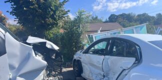 (FOTO) UPDATE. Accident în fața Primăriei Berca. Angajată rănită, patru auto avariate