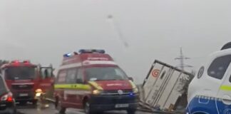 (FOTO) Accident la ieșire din Buzău, spre Ploiești. Camion răsturnat de pe pasarela Nehoiu