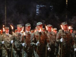 Retragere cu torțe de Ziua Armatei, pe străzile Buzăului