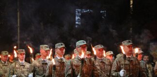 Retragere cu torțe de Ziua Armatei, pe străzile Buzăului