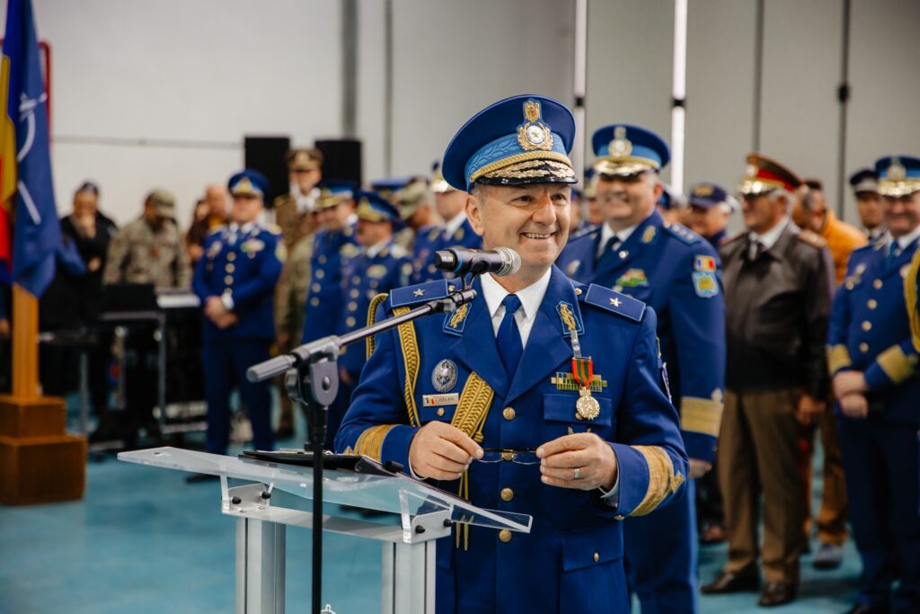 (FOTO) Generalul de flotilă aeriană Ovidiu Bălan a trecut în rezervă. Cine este noul comandant al Bazei Aeriene de la Boboc 7 comandant nou Baza Aeriană Boboc, general de flotilă aeriană Ovidiu bălan trecere în rezervă Baza Aeriană Boboc