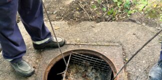 (FOTO) Coșuri de colectare a deșeurilor, montate în canalizări. De ce a fost nevoită Compania de Apă să aplice această soluție