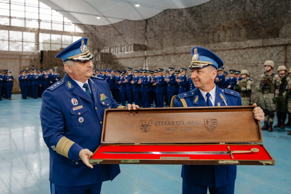 (FOTO) Generalul de flotilă aeriană Ovidiu Bălan a trecut în rezervă. Cine este noul comandant al Bazei Aeriene de la Boboc 5 comandant nou Baza Aeriană Boboc, general de flotilă aeriană Ovidiu bălan trecere în rezervă Baza Aeriană Boboc