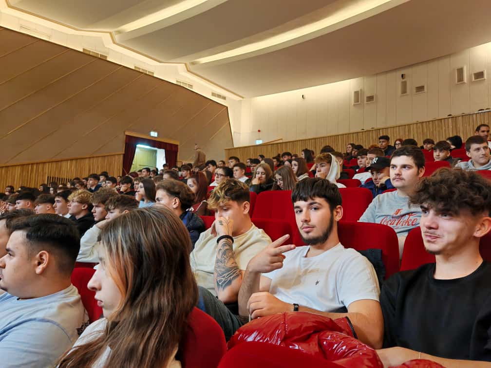 luptători MMA întâlnire liceeni Buzău, violență în școli, violență stradală