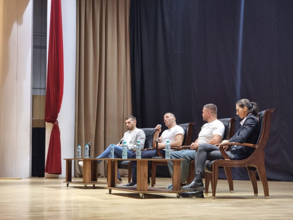 luptători MMA întâlnire liceeni Buzău, violență în școli, violență stradală